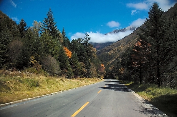포토 JPG 주간 구름 현대건축 건축 도로 백그라운드 하늘 산 풍경 사람없음 야외 곧은길 국내포토 자연요소 길 교통시설 파일형식