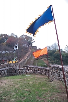 포토 JPG 주간 나무 식물 해외풍경 시설물 건축물 건축 아시아 문화 외국문화 해외건축 유적지 자연 중국문화 돌담 잔디 사람없음 야외 담장 중국 세계문화유산 깃발 만리장성 중국건축 국내포토 자연요소 동양문화 해외 나라 고건축 풍경 동양건축 문화재 돌_바위 성 생태계 파일형식