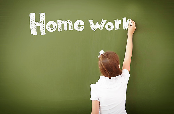 포토 JPG 해외이미지 백인 학생 여학생 여자 교육 어린이 교실 학교 수업 실내 한명 서기 미소 사람 책 초록색 칠판 수학 분필 소녀한명만 해외202004 해외포토 서양인 1 컬러 교과목 모션 표정 내부 초크 여자한명만 소녀만 파일형식