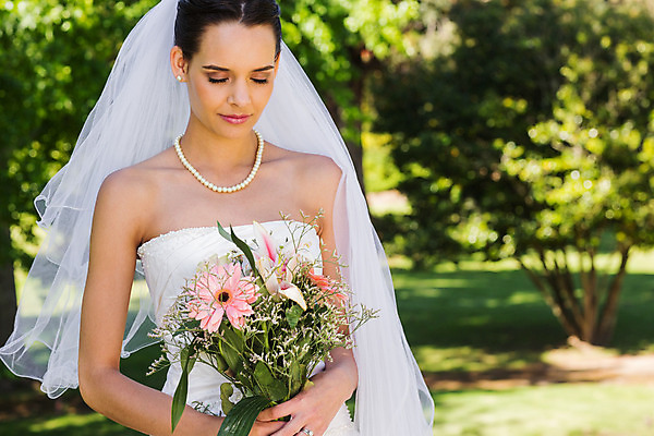 포토 JPG 해외이미지 주간 공원 여자 신부 부케 결혼 결혼식 한명 서기 들기 20대 성인 야외 앞모습 성인여자한명만 내려보기 해외202004 해외포토 자연요소 1 공공시설 뷰포인트 꽃다발 모션 사람 이벤트 청년 여자한명만 성인여자만 파일형식