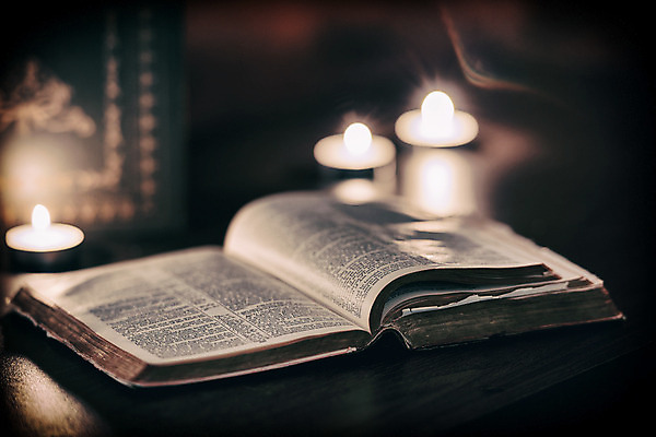 포토 JPG 해외이미지 기독교 종교 부활절 말하기 사람없음 책 교회 믿음 성경 어둠 희망 천주교 기도 예수 영혼 가난 심볼 심플 열정 신성 용서 신앙심 옛날 해외202004 해외포토 기념일 감정 컨셉 종교용품 종교건축 모션 건물 신_종교 파일형식