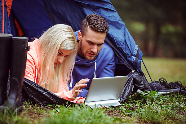 포토 JPG 해외이미지 백인 라이프스타일 커플 남자 행복 자연 함께함 텐트 미소 풍경 20대 성인 야외 두명 초록색 캠핑 장비 터치 시골 연결 캠핑장 성인만 해외202004 해외포토 서양인 감정 컬러 컨셉 관계 레저 표정 캠핑도구 사람 청년 생활 생태계 파일형식