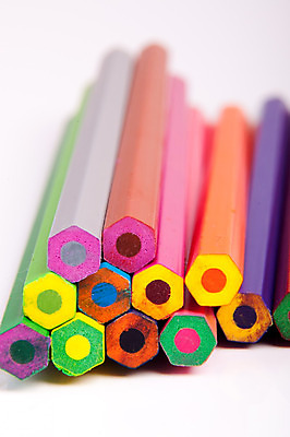 포토 JPG 해외이미지 분홍색 백그라운드 색연필 미술 사람없음 목재 빨간색 초록색 파란색 컬러풀 갈색 노란색 보라색 오브젝트 날카로움 스펙트럼 해외202004 해외포토 나무 컬러 재료 문화예술 학용품 파일형식