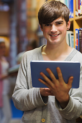포토 JPG 해외이미지 백인 학생 응시 교육 남자 백그라운드 책장 갈색머리 실내 한명 서기 20대 책 학습 스터디 태블릿 터치 정보 잡기 도서관 대학교 터치스크린 해외202004 해외포토 서양인 1 헤어스타일 시선 가구 학교 모션 사람 청년 내부 전자제품 스마트기기 파일형식