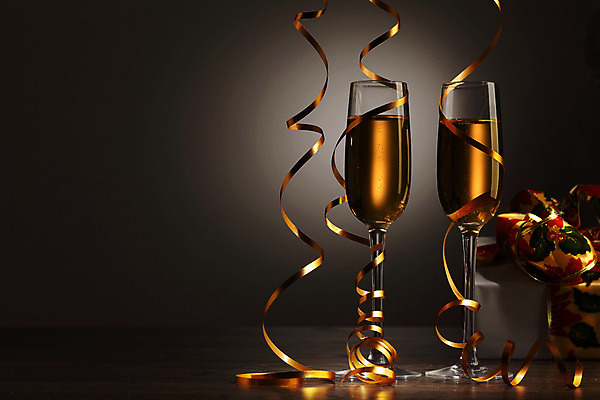 포토 JPG 해외이미지 디자인 기념일 행복 리본 음료 백그라운드 크리스마스 겨울 검은배경 새로움 기념 선물 사랑 사람없음 빛 상자 파티 축제 낭만 축하 알코올 샴페인 샴페인잔 해외202004 해외포토 계절 감정 컨셉 술잔 주류 이벤트 검은색 파일형식