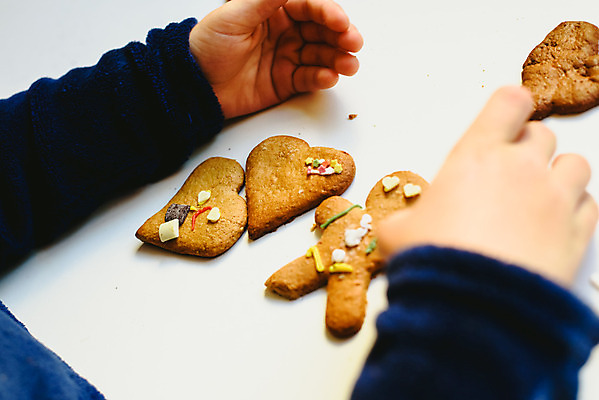 포토 JPG 해외이미지 모양 백인 전통 손 계절 행복 아들 어린이 음식 백그라운드 크리스마스 가족 탁자 디저트 실내 요리 사람 소년 장식 쿠키 주방 흰색 축하 달콤 굽기 준비 반죽 만들기 맛있는 해외202004 해외포토 서양인 기념일 남자 감정 컬러 가구 컨셉 관계 모션 내부 신체부위 맛 구이 파일형식