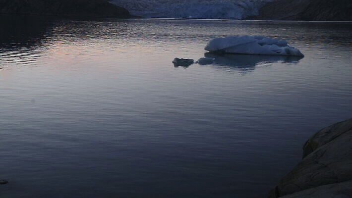 물결 여행 풍경 사람없음 야외 반사 평화 얼음 암석 저녁 정박 모터보트 그린란드 패닝샷 결석 MOV 해외동영상 클립영상 자연요소 섬 컨셉 배_교통 촬영기법 덴마크 돌_바위 야간 동영상 파일형식