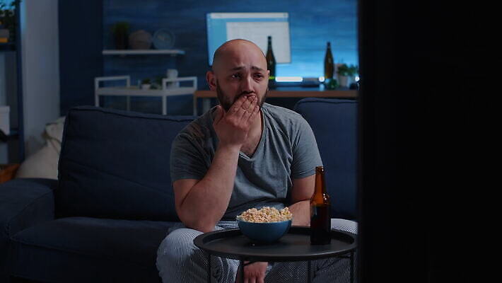 백인 라이프스타일 응시 남자 감정 얼굴 휴식 주택 맥주 표정 앉기 소파 텔레비전 외침 방 고통 슬픔 마시기 표현 관찰 울음 야간 저녁 먹기 필름 영화 눈물 싱글 팝콘 드라마 비극 혼자 4K MOV 해외동영상 클립영상 자연요소 서양인 시선 컨셉 의자 모션 문화예술 주류 사람 건물 생활 신체부위 전자제품 소리 동영상 파일형식