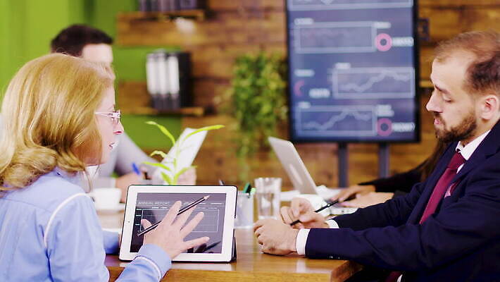 백인 직업 디자인 여자 비즈니스 탁자 성공 노동자 직장 대화 사람 여러명 금융 노트북 빛 컴퓨터 사무실 공책 방 업무 비즈니스우먼 그룹 우아함 토론 책상 동료 4K MOV 해외동영상 클립영상 서양인 가구 다수 컨셉 회사 관계 문구용품 말하기 경제 전자제품 작업 직장인 동영상 파일형식