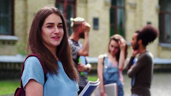 학생 라이프스타일 공원 남자 포즈 백그라운드 함께함 대화 서기 미소 사람 여러명 20대 야외 건물 청춘 카메라 공책 우정 그룹 사진사 대학교 다민족 단절 안뜰 전경 4K MP4 해외동영상 클립영상 건축물 공공시설 다수 컨셉 학교 모션 문구용품 표정 말하기 풍경 청년 생활 친구 전자제품 작가 동영상 파일형식 탑뷰