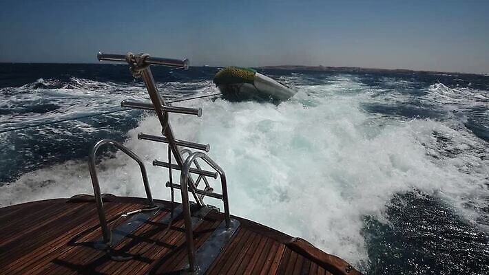 바다 여행 포즈 요트 사다리 모션 하늘 휴가 항해 사람없음 물 여름 파란색 기쁨 흰색 보트 고급 큼 갑판 함선 견인 단계 철책 수평선 MP4 해외동영상 클립영상 자연요소 계절 감정 컬러 컨셉 배_교통 도구 크기 동영상 파일형식