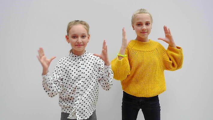 스튜디오촬영 모델 긴머리 응시 여자 행복 감정 어린이 포즈 컨셉 장난 모션 미소 손짓 소녀 두명 앞모습 청춘 귀여움 기쁨 댄서 에너지 춤 최고 즐거움 만족 긍정 단아함 사춘기 4K MOV 해외동영상 슬로모션 클립영상 직업 헤어스타일 시선 뷰포인트 문화예술 촬영기법 실내 표정 사람 동영상 파일형식