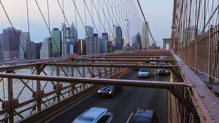 건축양식 교통시설 자동차 하늘 거리 파노라마 사람없음 건물 강 도시풍경 고층빌딩 미국 운전 도시 도심 뉴욕 장면 지역 대도시 스카이라인 맨해튼 브루클린 수평선 4K MOV 해외동영상 클립영상 건축물 건축 육상교통 교통 북아메리카 모션 촬영기법 풍경 빌딩 시설 동영상 파일형식