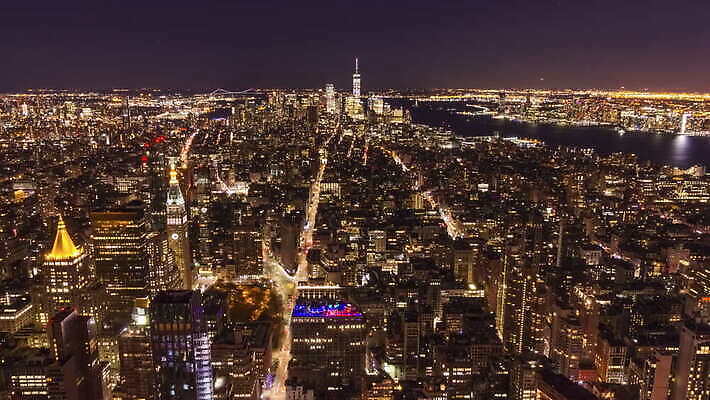 길 여행 건축양식 안테나 사람없음 건물 강 도시풍경 고층빌딩 미국 황혼 도시 도심 야간 저녁 뉴욕 스카이라인 맨해튼 빛망울 항공촬영 랜드마크 허드슨강 4K 타임랩스 MOV 해외동영상 클립영상 자연요소 건축물 건축 뷰포인트 북아메리카 통신 촬영기법 풍경 빌딩 빛 일몰 동영상 파일형식