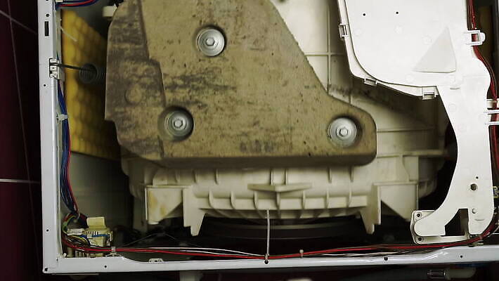 가사 부분 모션 놀이 사람없음 내부 금속 기계 손상 운전 덮개 벨트 흰색 원형 수리 씻기 빨래 진동 서비스 속도 눈금 드럼 세탁기 엔진 정비공 동영상 모터 깨짐 돌리기 베어링 철강 MOV 해외동영상 클립영상 도형 잡화 컬러 컨셉 재질 타악기 청결 가전제품 뚜껑 기술자 파일형식