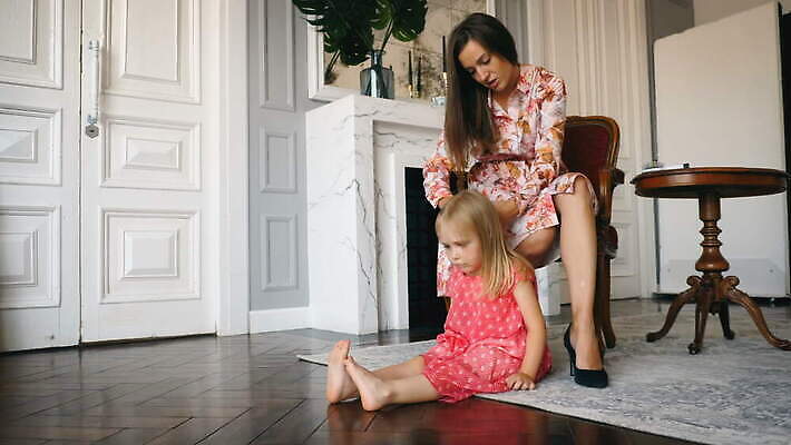 백인 라이프스타일 헤어스타일 여자 딸 행복 어린이 2 가족 관계 엄마 주택 함께함 사랑 미소 사람 성인 두명 귀여움 방 흰색 미용사 돌봄 엮은 장식술 4K MOV 해외동영상 클립영상 서양인 직업 감정 컬러 컨셉 모션 표정 건물 생활 장식 동영상 파일형식