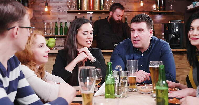 백인 라이프스타일 여자 남자 행복 음료 데이트 유리 탁자 휴가 맥주 피자 함께함 실내 대화 미소 웃음 사람 성인 내부 친구 파티 식당 우정 모임 축하 알코올 칵테일 바 그룹 야간 저녁 먹기 토스트 유흥 4K MOV 해외동영상 클립영상 자연요소 서양인 감정 빵 가구 컨셉 관계 모션 재질 주류 패스트푸드 서양음식 표정 말하기 이벤트 생활 상점 동영상 파일형식