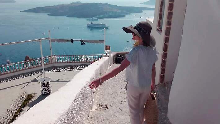 전통 꽃 행복 바다 섬 여행 건축양식 휴가 거리 주택 관리 사람없음 건물 물 파란색 태양 걷기 마을 상점 외침 산책 매력적 낭만 도시 지중해 그리스 초대 환영 산토리니 그리스인 요청 미코노스섬 4K MP4 해외동영상 슬로모션 클립영상 자연요소 서양인 식물 건축물 건축 감정 유럽 컬러 컨셉 모션 휴식 촬영기법 소리 동영상 파일형식