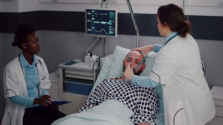 얼굴 건강 병원 가면 마스크 약 건강관리 모니터 검은색 방 고통 환자 간호사 의사 하트 침대 긴급 도움 호흡기관 맥박 호흡 질병 간호 확인 감시 병실 산소 거짓말 넣기 돌봄 바이탈 코로나바이러스 4K MOV 해외동영상 클립영상 모양 감정 컬러 가구 컨셉 의학 모션 관리 신체부위 컴퓨터 의료진 장기_의학 원소 바이러스 동영상 파일형식