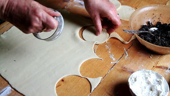 전통 손 여자 음식 가사 재료 탁자 주택 건강 요리 사람없음 목재 갈색 케이크 주방 빵집 흰색 신선 혼합 낟알 밀 굽기 책상 준비 반죽 만들기 밀가루 양귀비 레시피 밀가루반죽 섞기 스터핑 제빵사 페스츄리 핸드메이드 MOV 해외동영상 클립영상 나무 직업 꽃 빵 컬러 가구 모션 디저트 곡류 사람 건물 신체부위 상점 가루 구이 동영상 파일형식