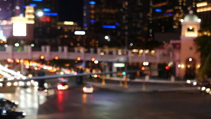 도로 상징 백그라운드 패턴 자동차 리조트 전등 사람없음 아웃포커스 장식 관광지 반짝임 도시풍경 미국 고급 도박 도심 야간 소프트포커스 위험 카지노 빛망울 블러 유흥 4K 깜빡이다 MP4 해외동영상 클립영상 자연요소 길 육상교통 여행 컨셉 북아메리카 무늬 교통시설 모션 조명 촬영기법 풍경 빛 도시 동영상 파일형식