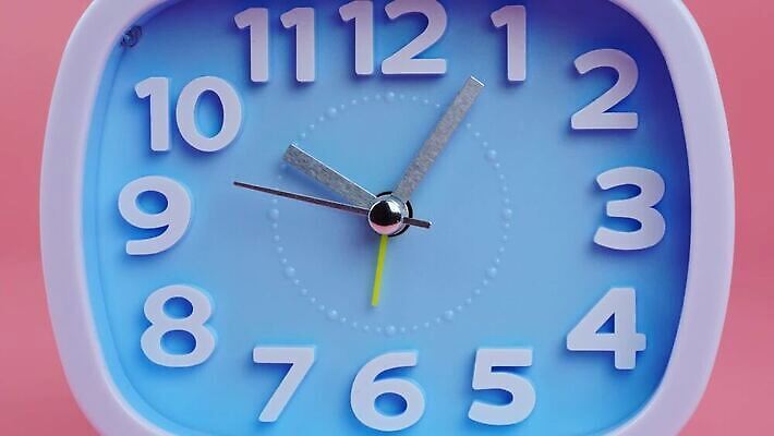 라이프스타일 벽 시계 백그라운드 컨셉 비즈니스 모션 추상 직장 사람없음 사무실 달리기 숫자 우주 자명종 시간 업무 원형 심볼 손목시계 오브젝트 속도 공포 다이얼 타이머 혁명 고립 마감 분 초시계 충고 카운트다운 파스텔톤 미니멀 타임랩스 MP4 해외동영상 클립영상 도형 문자 컬러 무늬 회사 장신구 촬영기법 생활 알람 작업 동영상 파일형식