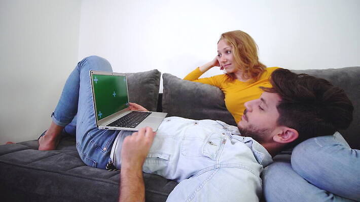 백인 라이프스타일 커플 여자 남자 행복 결혼 2 거실 관계 포옹 아파트 주택 함께함 실내 대화 사랑 미소 사람 소년 성인 두명 친구 노트북 소파 방 플랫 무릎 리빙 거짓말 4K MOV 해외동영상 클립영상 서양인 감정 어린이 컨셉 의자 안기 표정 말하기 이벤트 내부 건물 생활 신체부위 전자제품 동영상 파일형식