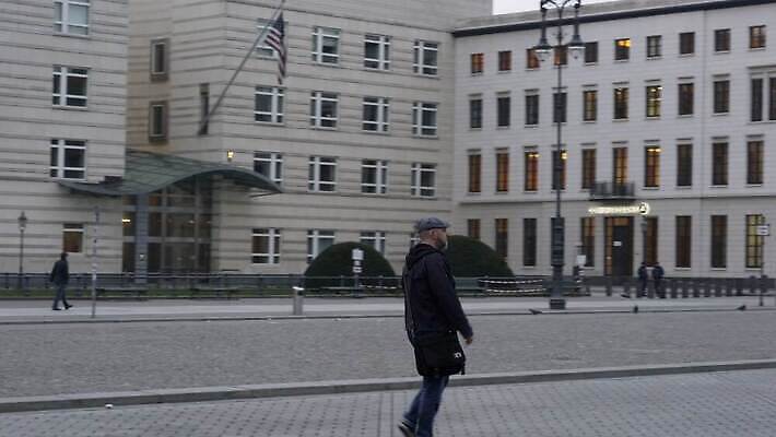 외관 유럽 문화 스포츠 여행 겨울 건축양식 하늘 독일 사람 사람없음 야외 건물 도시풍경 조각상 여행객 어둠 가을 바위 도시 역사 심볼 대문 장면 타운 베를린 천연기념물 랜드마크 수도권 전국 4K MOV 해외동영상 클립영상 건축물 계절 건축 나라 풍경 조형물 문 돌_바위 지역 동영상 파일형식