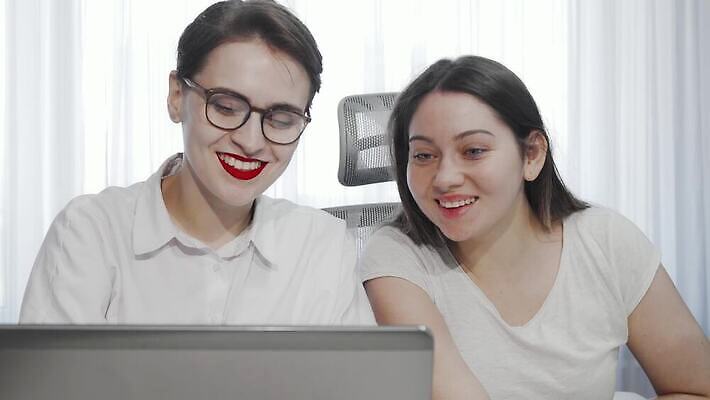 직업 라이프스타일 여자 인터넷 회사 비즈니스 사업가 통신 노동자 친절 직장 실내 대화 두명 컴퓨터 사무실 판매 디지털 헤드폰 센터 연결 종업원 중개인 고객 동료 마이크 서비스 전자 텔레마케팅 부름 온라인 소통 경영 마케팅 운영자 지원 대리인 4K MOV 해외동영상 클립영상 음향기기 컨셉 관계 모션 말하기 사람 내부 생활 전자제품 서비스업 동영상 파일형식