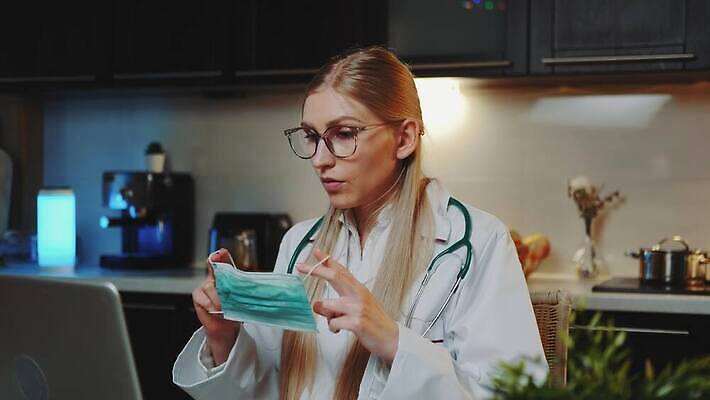 라이프스타일 여자 안경 인터넷 비즈니스 통신 청진기 회의 주택 건강 대화 가면 설명 한명 안전 컴퓨터 주방 환자 의사 작업 바이러스 저녁 알림 온라인 영상통화 전염병 화상통화 코로나바이러스 4K MOV 해외동영상 클립영상 1 잡화 의학 의료기기 모션 말하기 사람 건물 생활 전자제품 의료진 질병 야간 통화 동영상 파일형식