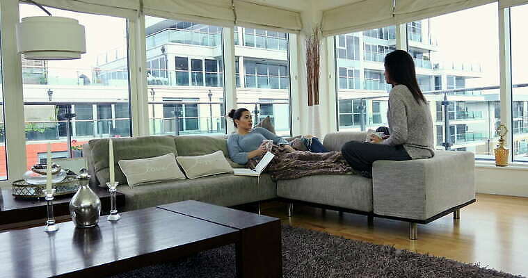 라이프스타일 커플 여자 창문 가정 관계 휴식 잉글랜드 아파트 실내 풍경 성인 두명 30대 인테리어 우정 런던 시티라이프 성인여자만 4K MOV 해외동영상 클립영상 디자인 컨셉 영국 주택 사람 내부 생활 장년 친구 동영상 여자만 성인만 파일형식