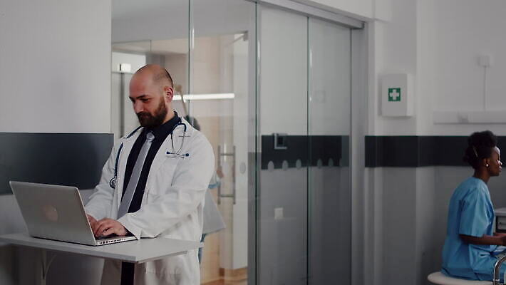 직업 얼굴 유니폼 휴식 노동자 건강 병원 가면 사람 치료 노트북 컴퓨터 약 건강관리 디지털 검은색 진료 방 고통 환자 간호사 의사 침대 업무 도움 질병 토론 외과 병실 거짓말 돌봄 치유 4K MOV 해외동영상 클립영상 옷 감정 컬러 가구 컨셉 의학 모션 관리 신체부위 전자제품 의료진 작업 동영상 파일형식