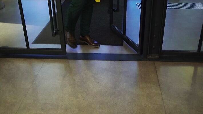 백인 남자 신랑 결혼 신발 비즈니스 호텔 아파트 정장 건물 사무실 문 힘 비즈니스맨 클래식 고급 저녁 시작 경영자 전용 MOV 해외동영상 클립영상 서양인 건축물 옷 컨셉 숙소 주택 사람 이벤트 직장인 야간 리더 동영상 파일형식