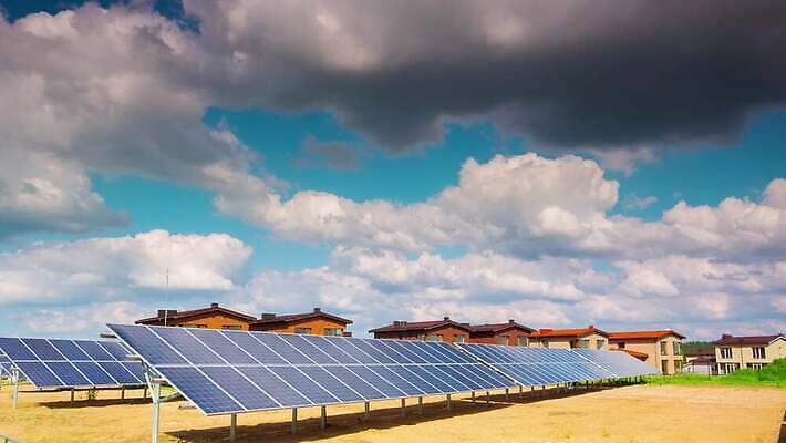 구름 산업 과학 자연 하늘 지붕 주택 사람없음 건물 파란색 세계 햇빛 태양 반사 환경 힘 봄 재활용 장비 발전기 에너지 시골 시간 판넬 선택 역 보호 예측 장면 동영상 세대 내추럴 혁명 공급 4K 타임랩스 MP4 해외동영상 클립영상 자연요소 건축물 계절 컬러 컨셉 교통시설 촬영기법 발전소 친환경 생태계 파일형식