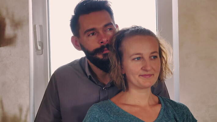 백인 라이프스타일 커플 여자 남자 행복 결혼 2 가족 관계 포옹 자연 수염 주택 실내 사랑 미소 사람 20대 성인 두명 30대 금발 귀여움 낭만 콧수염 내추럴 힙스터 밀레니얼 4K MOV 해외동영상 클립영상 서양인 헤어스타일 패션 감정 컨셉 안기 표정 이벤트 청년 내부 건물 생활 장년 경제 생태계 동영상 파일형식