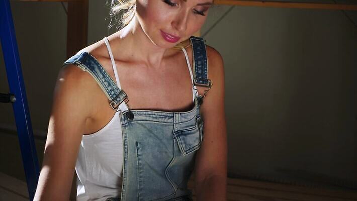 백인 직업 옷 산업 유니폼 건축양식 노동자 바닥 아파트 한명 안전 사람 앉기 건물 파란색 섹시 힘 장비 업무 작업 엔지니어 플랫 수리 감독 땅 직원 측정 테이프 부활 기어 공학 잡동사니 건축업자 계약자 합판 파케트 4K MOV 해외동영상 클립영상 서양인 1 건축물 교육 건축 컬러 컨셉 모션 문구용품 주택 기술자 계약 동영상 파일형식