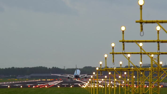 산업 여행 날개 회사 비즈니스 교통시설 비행기 사람없음 맑음 공항 항공 네덜란드 상업 활주로 제트기 승객 우주산업 느림 암스테르담 대패 착륙 접근 항공사 지상주행 유도로 MOV 해외동영상 클립영상 유럽 길 교통 항공교통 날씨 대중교통 우주 시설 동영상 파일형식