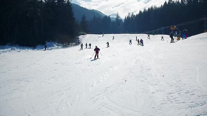 라이프스타일 남자 스포츠 조각 여행 포즈 겨울 모션 자연 휴가 스키 산 사람 경사 성인 사람없음 야외 빨간색 파란색 냉동 추위 흰색 스노우보드 승차 가루 언덕 속도 휴양지 회전 스키선수 스노우보더 거인 라이더 무료 무임승차 프리스타일 MP4 해외동영상 슬로모션 클립영상 계절 컬러 겨울스포츠 운동선수 촬영기법 생활 장소 보드_스포츠 생태계 동영상 파일형식