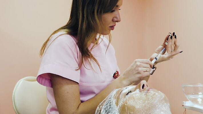 1 손 여자 얼굴 컨셉 신체 건강 병원 주사기 사람 두명 치료 뷰티 약 장비 환자 간호사 의사 흰색 혈액 닫기 질병 수집 주사약 테라피 당뇨병 돌봄 백신 복용 예방접종 인슐린 포도당 4K MOV 해외동영상 클립영상 컬러 의학 의료기기 모션 신체부위 의료진 동영상 접종 파일형식