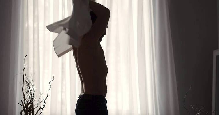 라이프스타일 응시 남자 무기 셔츠 한명 서기 미소 사람 유행 흰색 표현 비즈니스맨 근육질 심플 긍정 스타일 표현성 4K MP4 해외동영상 클립영상 1 시선 컬러 컨셉 상의 비즈니스 모션 근육 표정 생활 직장인 몸매 동영상 파일형식