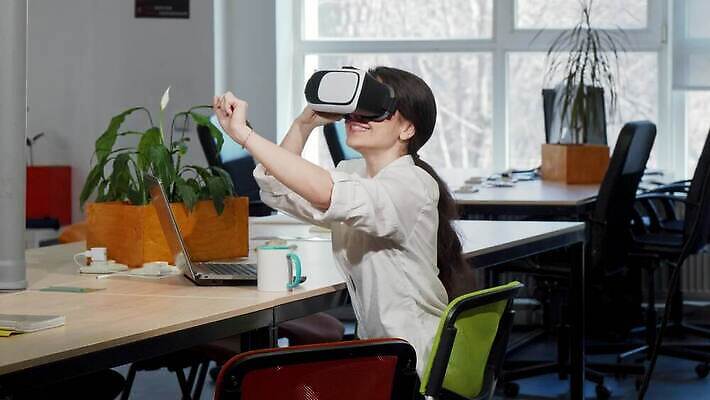 디자인 여자 비즈니스 놀이 미래 휴식 고글 아이디어 기술 한명 전자제품 사무실 3D 헤드폰 놀람 비즈니스우먼 체험 작업실 사이버 손목시계 하이테크 비전 기어 혁명 비디오게임 인터페이스 웨어러블 가상현실 힙스터 현실 4K MOV 해외동영상 클립영상 1 패션 감정 시계 음향기기 컨셉 장신구 표정 사람 게임 직장인 디지털합성 동영상 파일형식