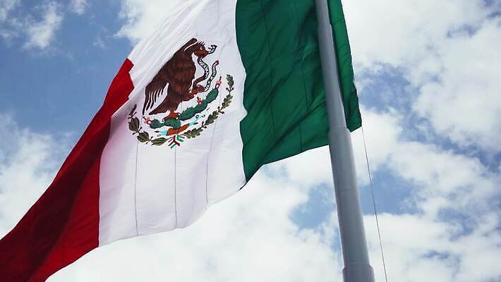 주간 구름 파도 로우앵글 이동 하늘 바람 멕시코 선인장 사람없음 빨간색 초록색 파란색 햇빛 힘 흰색 축하 깃발 직물 뱀 천 독수리 깃대 동영상 애국심 반항 혁명 독립 인내 전국 4K MOV 해외동영상 클립영상 자연요소 식물 바다 뷰포인트 컬러 컨셉 북아메리카 파충류 모션 조류 날씨 태양 파일형식