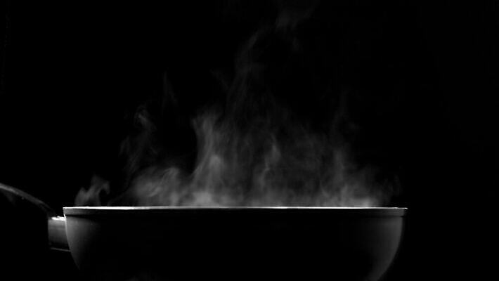 손 음식 백그라운드 추상 요리 사람없음 물 빛 주방 요리사 검은색 어둠 뜨거움 닫기 연기 은색 냄비 수증기 수분 난로 질감 냄새 온도 끓이기 철강 4K MOV 해외동영상 클립영상 자연요소 직업 컬러 무늬 모션 신체부위 솥 난방기 동영상 파일형식