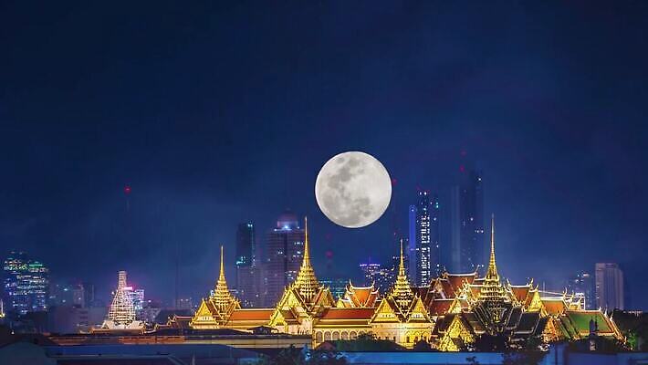 아시아 종교 문화 여행 불교 건축양식 태국 미술 풍경 사람없음 건물 물 빛 강 컬러풀 반사 어둠 황혼 새벽 궁전 보름달 사찰 보트 역사 황금 야간 강가 달빛 가득함 방콕 에메랄드 빛망울 수도권 옛날 스타일 MOV 해외동영상 클립영상 자연요소 건축물 건축 나라 컬러 고건축 배_교통 종교건축 문화예술 일몰 달 보석 지역 동영상 파일형식