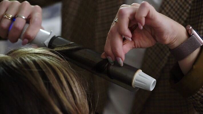 백인 모델 헤어스타일 손 여자 꽃 결혼 비즈니스 사람 성인 뷰티 머리 유행 화장품 머리빗 아내 파마 우아함 미용사 이발 고객 준비 머리장식 들러리 돌봄 스타일리스트 스타일링 이발사 스타일 MOV 해외동영상 클립영상 서양인 식물 직업 컨셉 모션 이벤트 신체부위 장식 미용용품 동영상 하객 파일형식