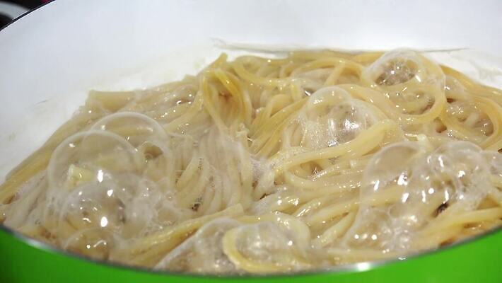 전통 음식 다이어트 재료 파스타 건강 식이요법 스파게티 요리 사람없음 물 식사 저녁식사 이탈리아 거품 면 뜨거움 고리 그룹 냄비 더위 밀 오브젝트 국수 점심식사 끓이기 녹말 마카로니 얇은 탄수화물 4K MP4 해외동영상 클립영상 자연요소 유럽 모션 날씨 곡류 서양음식 면류 솥 동영상 파스타면 파일형식