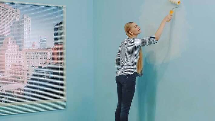 여자 꽃 벽 컬러 창문 아파트 주택 한명 내부 장식 인테리어 사무실 고층빌딩 페인트 방 공구 붓 업무 얼룩 그리기 수리 롤러 페인트붓 화가 DIY 업그레이드 4K MOV 해외동영상 슬로모션 클립영상 식물 직업 1 디자인 비즈니스 모션 촬영기법 사람 빌딩 취미 건물 도구 작업 동영상 파일형식