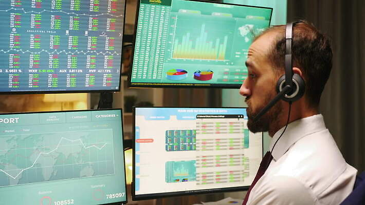 직업 남자 돈 회사 비즈니스 그래프 주택 한명 성인 금융 경제 컴퓨터 사무실 스크린 모니터 헤드폰 정보 가을 업무 작업 비즈니스맨 시장 주식 위험 가격 충돌 하락 상인 중개인 투자 상업 보험 빚 위기 재앙 적자 성인남자한명만 4K MOV 해외동영상 클립영상 1 계절 음향기기 컨셉 사람 건물 전자제품 직장인 재산 동영상 남자한명만 성인남자만 파일형식