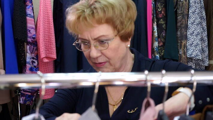 백인 응시 옷 여자 노년 행복 유럽 안경 50대 종류 한명 미소 사람 쇼핑 금발 유행 세일 상점 도시 선택 구매 60대 쇼핑몰 은퇴 수집 고객 검색 소매 부티크 쇼퍼홀릭 옛날 MOV 해외동영상 클립영상 서양인 1 헤어스타일 시선 잡화 감정 나라 중년 컨셉 표정 성인 동영상 파일형식