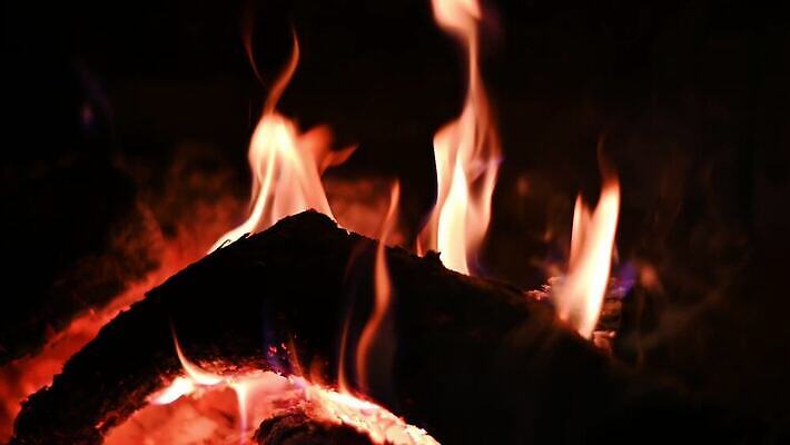 백그라운드 크리스마스 겨울 오렌지 모션 자연 휴가 불꽃 주택 따뜻함 요리 사람없음 야외 내부 목재 빨간색 빛 노란색 검은색 어둠 에너지 뜨거움 그릴 더위 야간 위험 장작 모닥불 벽난로 매움 화재 통나무 연료 연소 광 석탄 재 지옥 화상 4K MP4 해외동영상 클립영상 자연요소 나무 계절 기념일 컬러 컨셉 과일 재료 주방용품 불 날씨 건물 맛 상처 사건 생태계 동영상 파일형식